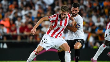 Athletic Bilbao's Spanish forward #23 Robert Navarro (L) vies for the ball with Valencia's Spanish defender #14 Jose Gaya during the Spanish league football match between Valencia CF and Athletic Club Bilbao at the Mestalla stadium in Valencia, on September 20, 2025. (Photo by Jose Jordan / AFP)