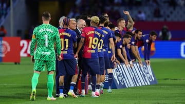 Los jugadores del Barcelona celebraban el título en el césped,