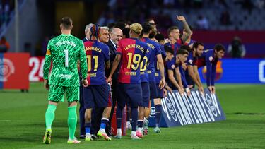 Los jugadores del Barcelona celebraban el título en el césped,