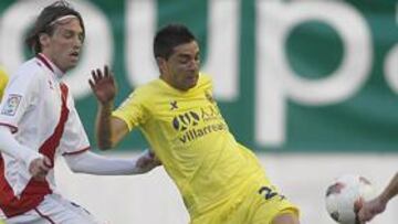 Bruno trata de superar a Armenteros, mientras Michu observa la acción, en uno de los contragolpes del Villarreal.