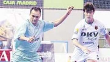 <b>IGUALDAD. </b>Marquinho se escapa de Eka en un choque dinámico.