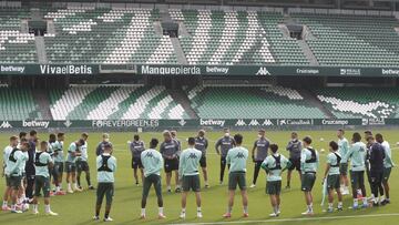 Pellegrini, junto a su plantilla.