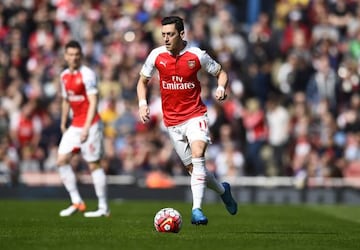 Özil conduce el esférico.