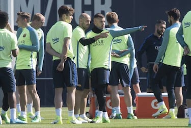 Jordi Alba asks Fàbregas and Pedro for lowdown on Chelsea