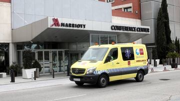Una ambulancia de la Comunidad de Madrid pasa al lado del Hotel Marriott Auditorium, uno de los hoteles medicalizadoz en la región.