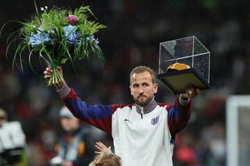 Harry Kane posa con la gorra dorada para conmemorar sus 100 partidos con la selección inglesa.