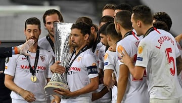 Jesús Navas levanta la Copa junto a su equipo.