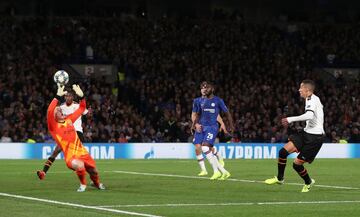 La puso Parejo al primer palo, donde trazó el desmarque Rodrigo, que, libre de marca donde nadie lo esperaba, conectó una volea magistral con la zurda que superó por alto a Kepa.