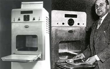 Percy Spencer, ingeniero de Raytheon, obtuvo en 1945 la patente del primer horno de microondas (“Radarange”) tras descubrir que un chocolate se derretía cerca de un magnetrón de radar. Aunque la idea nació en plena posguerra, los primeros modelos domésticos no se comercializaron tal y como los conocemos hasta finales de los años 60 y principios de los 70, cuando se redujo su tamaño y precio.