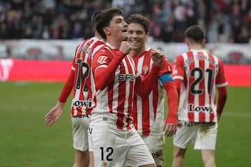 Lleg hace una semana al Sporting y en cuestin de dos ratitos ha demostrado que puede aportar mucho. Tuvo 15 minutos sobre el campo ante el Burgos y le bastaron para marcar su primer tanto con la camiseta rojiblanca. Tras el gol se?al su camiseta declarando su amor por sus nuevos colores. 