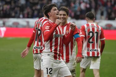 Llegó hace una semana al Sporting y en cuestión de dos ratitos ha demostrado que puede aportar mucho. Tuvo 15 minutos sobre el campo ante el Burgos y le bastaron para marcar su primer tanto con la camiseta rojiblanca. Tras el gol señaló su camiseta declarando su amor por sus nuevos colores. 