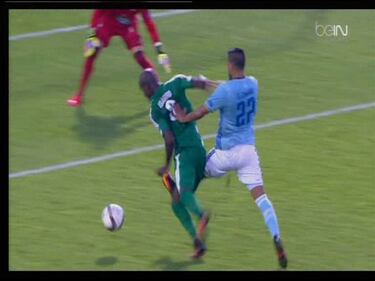 El Celta reclam¨® penalti sobre Guidetti y el Panathinaikos otro