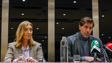 La secretaria general de la Real Federación Española de Atletismo (RFEA), Ana Ballesteros, junto al presidente de la RFEA, Raúl Chapado.