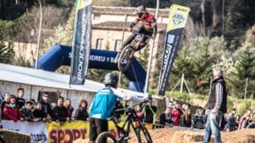 Álex Marín volando sobre Sant Andreu en su icónico salto de la llegada.