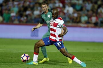 Foulquier y Laporte durante el enfrentamiento entre el Granada y el Athletic