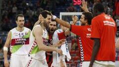 Los jugadores del Laboral Kutxa Baskonia celebran su victoria y consiguiente pase al Top-16.