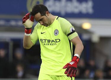 Claudio Bravo sufre en la Premier League con el Manchester City
