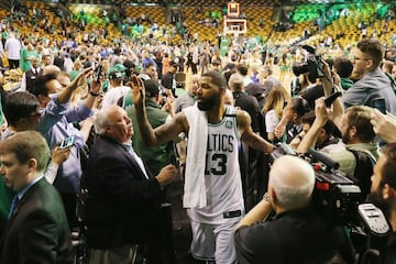 Marcus Morris se despide de la afición de los Celtics en el TD Garden después de la victoria. Marcó 13 puntos y 6 asistencias.