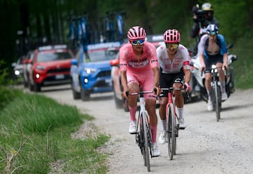 El británico Simon Yates, que empezaba el día a 1:21 del liderato, atacaba en los primeros kilómetros de la Finestre mientras Carapaz y Del Toro se marcaban mutuamente.