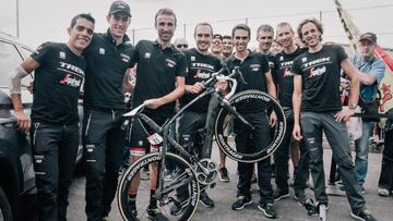 Haimar Zubeldia posa junto a la bicicleta especial que llevó en la última etapa del Tour de Francia junto a sus compañeros del Trek-Segafredo.