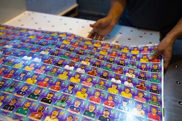 En la ciudad brasileña de São Paulo se fabrican los famosos cromos del Mundial 2022 que se disputará en Qatar. La fiebre por los cromos del Mundial obligó al Gobierno argentino a intervenir debido al mercado negro.