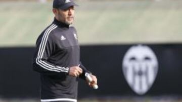 Nuno Espirto Santo durante un entrenamiento del Valencia.