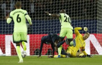 Blaise Matuidi con Eliaquim Mangala y el portero Joe Hart.