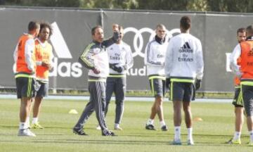 Antonio Gómez, segundo entrenador, explica un ejercicio a los jugadores.