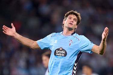 Se formó en las categorías inferiores del Real Madrid y debutó en el primer equipo en 2010 aunque en verano de ese año dejó el equipo. En agosto de 2024 firmó por el Celta de Vigo procedente del Barcelona. Actualmente, sigue jugando con los gallegos.