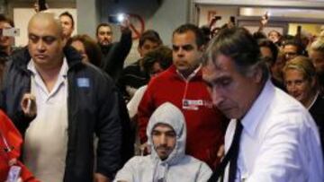 Luis Suárez tras ser operado.