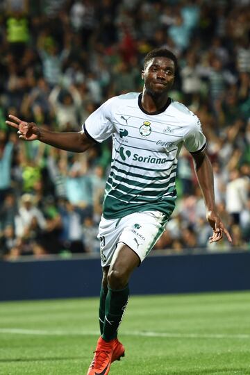 La estatura del caboverdiano es la que más se acerca a la del astro sueco. Djaniny mide 1.88 metros mientras que Zlatan posee 1.95. El actual goleador de la Liga MX también posee una potencia muy similar a la del futbolista del LA Galaxy.