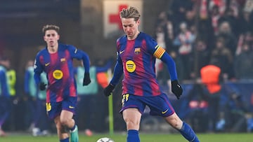 Barcelona's Dutch midfielder #21 Frenkie De Jong plays the ball during in the UEFA Champions League football match between Slavia Prague (CZE) and FC Barcelona (ESP) in Prague, Czech Republic on January 21, 2026. (Photo by Michal Cizek / AFP)