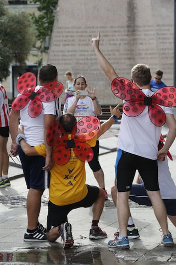 Varios participantes momentos antes del inicio de la "Carrera por la Diversidad", prueba organizada por primera vez con motivo de la celebración del Worldpride en Madrid.  