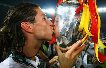 Sergio Ramos besa la Eurocopa de 2008 conquistada por España.
