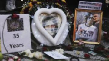 Flores y objetos en Central Park para honrar la memoria de John Lennon en el 35 aniversario de su asesinato.