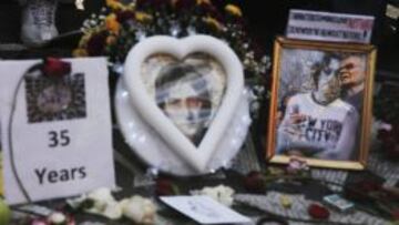 Flores y objetos en Central Park para honrar la memoria de John Lennon en el 35 aniversario de su asesinato.