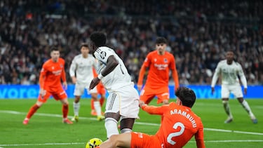 Aramburu derriba a Vinicius en lo que significaría e l segundo penalti a favor del Madrid.