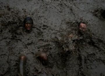 La carrera Tough Guy, se celebra desde 1987 en Inglaterra y desafía a sus participantes a recorrer 15km llenos de los obstáculos, donde hasta los más expertos se quedan en el camino. 