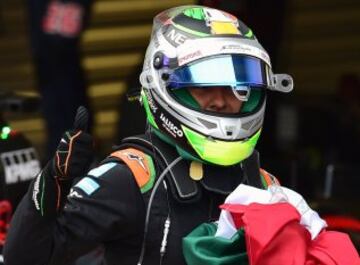 Sergio Pérez con la bandera mexicana.