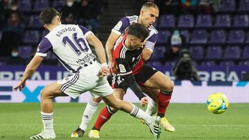 Simón y Nacho pugnan por el balón.