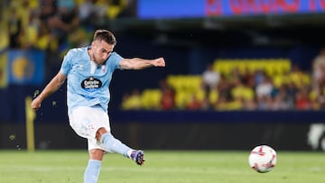 Óscar Mingueza golpe el balón en el tanto anotado por el futbolista del Celta contra el Villarreal esta temporada en el Estadio de La Cerámica.