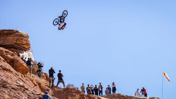 Tom Van Steenbergen tira un front flip en el Red Bull Rampage del desierto de Virgin, UT, USA, el 15 Octubre, 2021.
