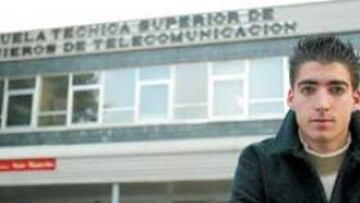 <b>SU OTRA FACETA.</b> Javier Arizmendi, ayer, en la entrada de la facultad de Telecomunicaciones en la Ciudad Universitaria.