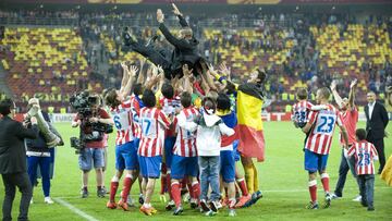 Simeone es manteado por los futbolistas del Atlético tras ganar la Europa League 2012.