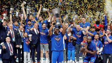 Anadolu Efes' players, their family and team members celebrate with the trophy at the end of the EuroLeague Final Four final basketball match between Real Madrid and Anadolu Efes Istanbul at the Stark Arena in Belgrade on May 21, 2022. (Photo by Pedja Mil