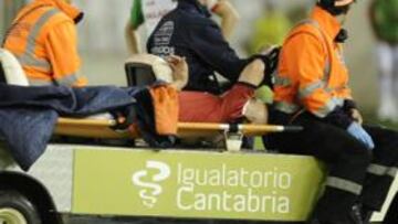 <b>EN CAMILLA. </b>Nunes sufrió una lesión muscular en Santander y abandonó el campo en camilla en el minuto 63' de partido.