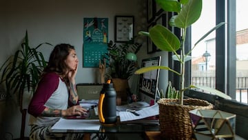 Una mujer realiza teletrabajo en su casa de Barcelona durante el estado de alarma.