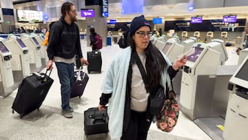 Personas con equipaje en el aeropuerto