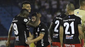 Jugadores de América celebrando un gol ante Junior por Liga Águila.