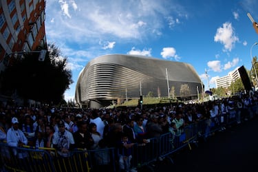 Aficionados del Real Madrid esperan la llegada del autobús de su equipo en los alrededores del estadio antes del partido.